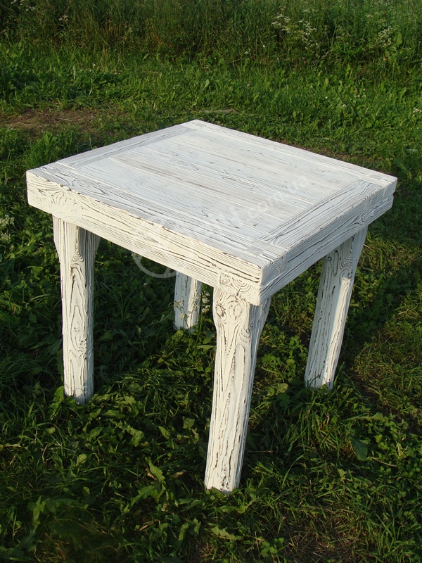 Дерев'яний стіл.