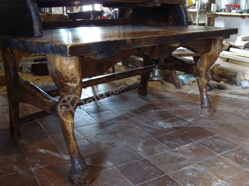 Старі меблі. Дерев'яний стіл, випалений в кантрі стилі.