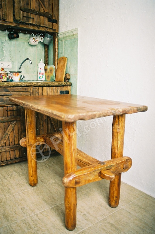 Дерев'яний стіл для кухні в сільському стилі.