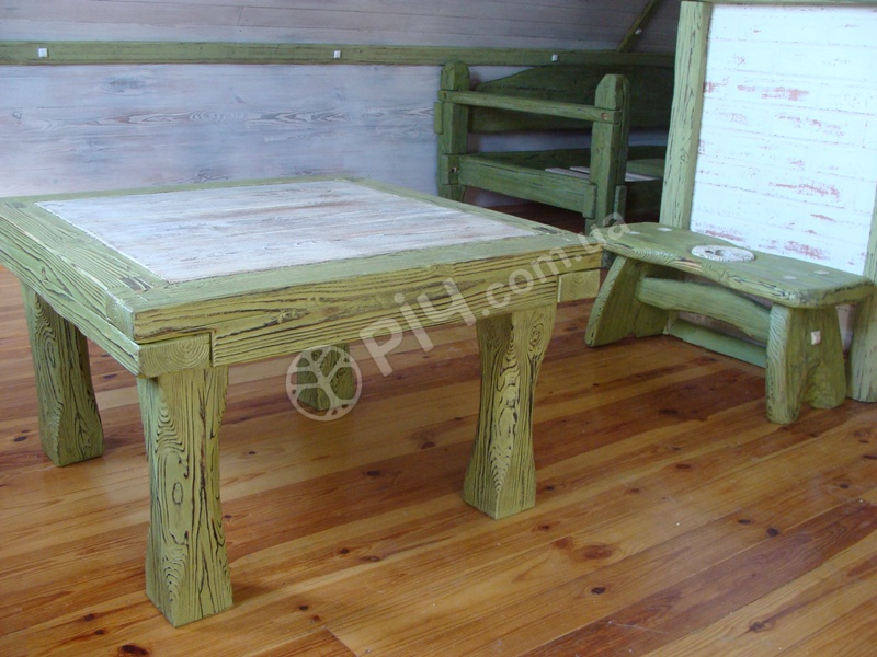 Меблі з дерева, стіл.