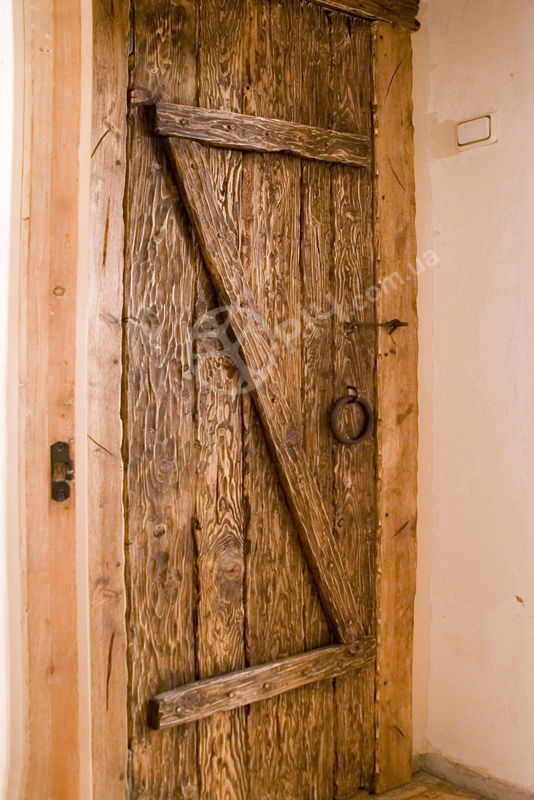 Двері з дерева, під старовину, на замовлення від "РіЧ".