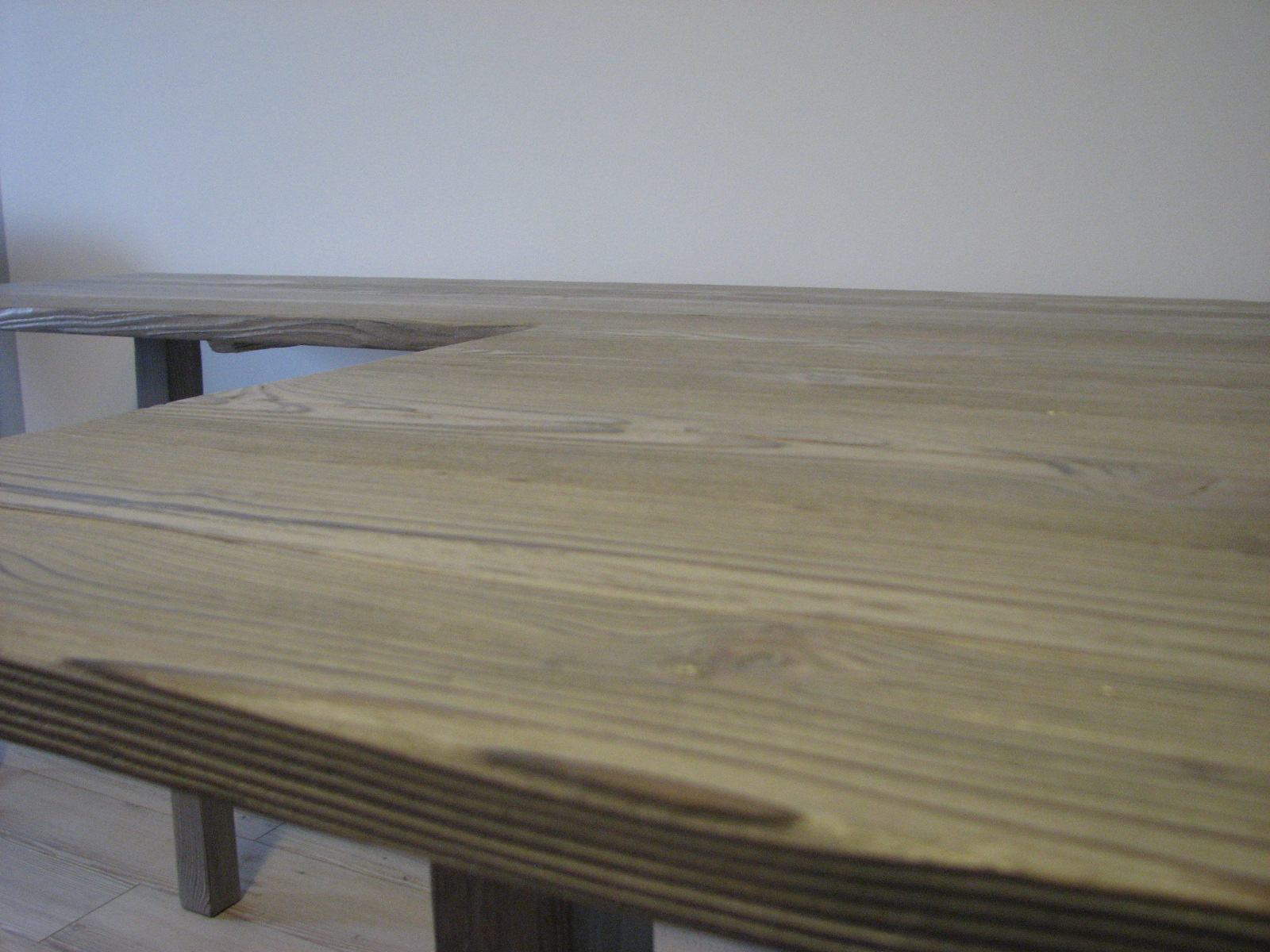 кутовий дерев"янний стіл