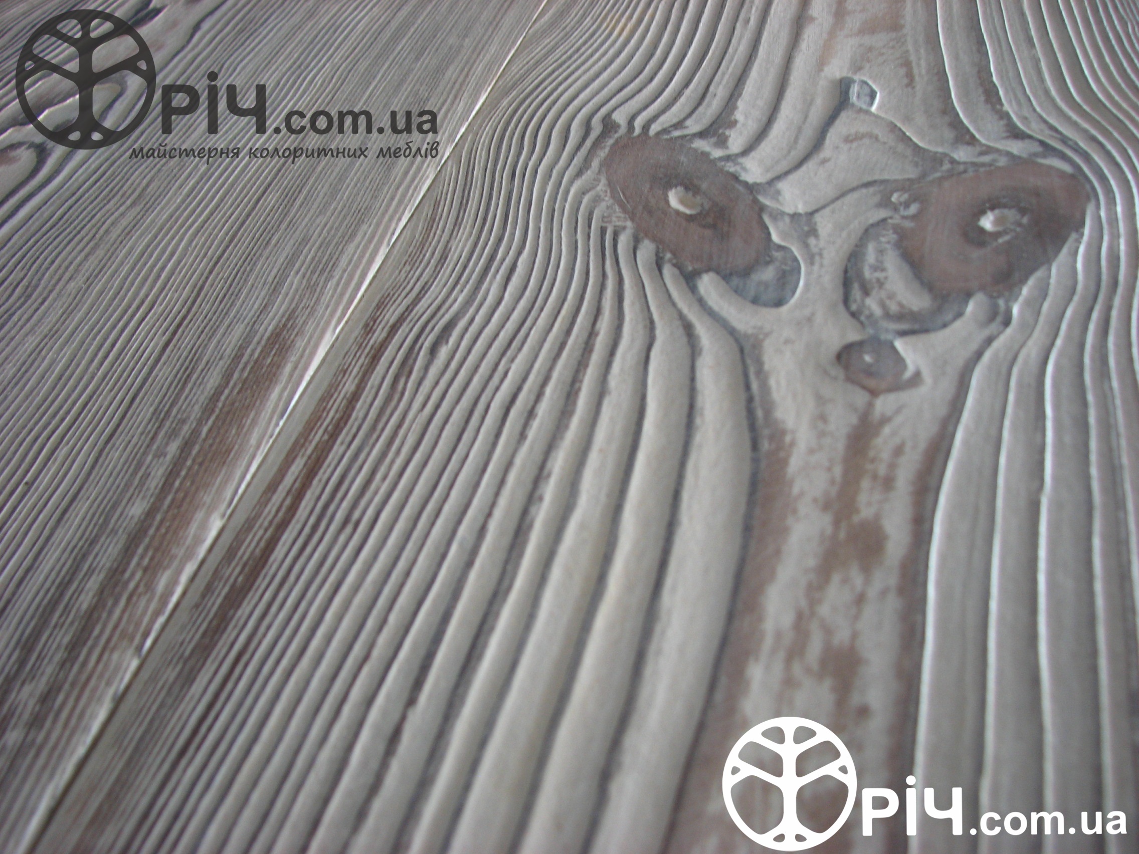 Цельно-деревянная мебель. Деревянный комод из дерева под старину, в стиле кантри, фактура натурального дерева.