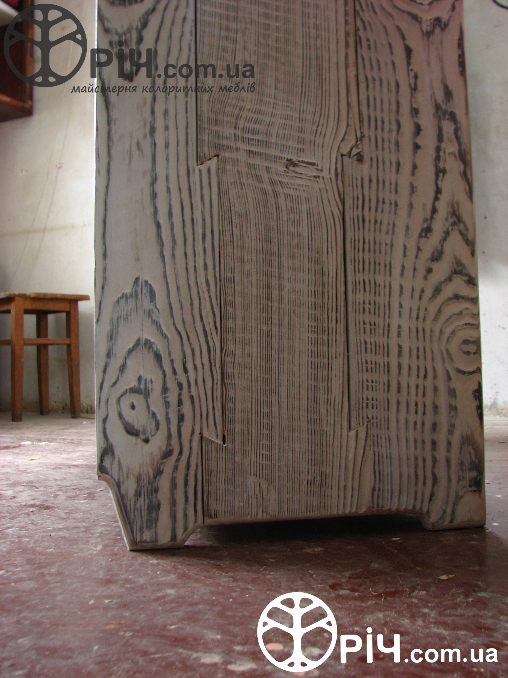 Деревянный комод из дерева под старину, в стиле кантри, бок.