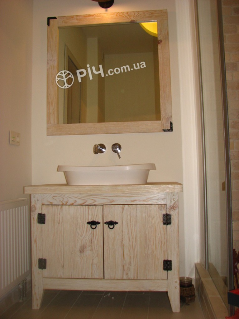 Меблі з дерева для ванної кімнати з структурованою сосни.