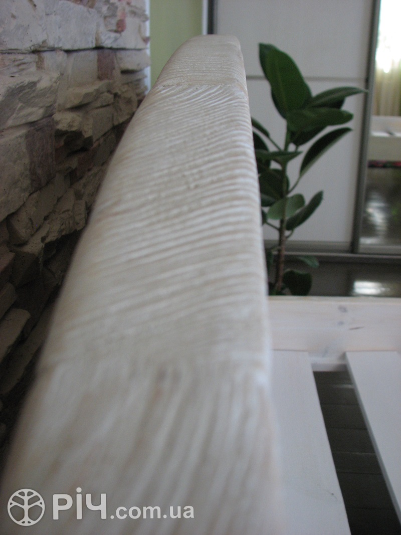 Специальная обработка дерева позволяет рельефно выделить фактуру сосны, стиллизируя деревянную кровать "под старину".